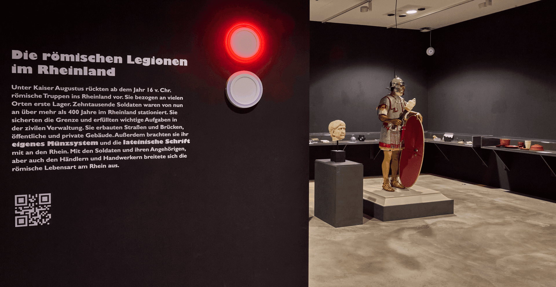 Rätselstation „Die römischen Legionen im Rheinland“ mit rot leuchtendem Signal und römischem Legionär – Foto: Jürgen Vogel LVR-Landesmuseum Bonn