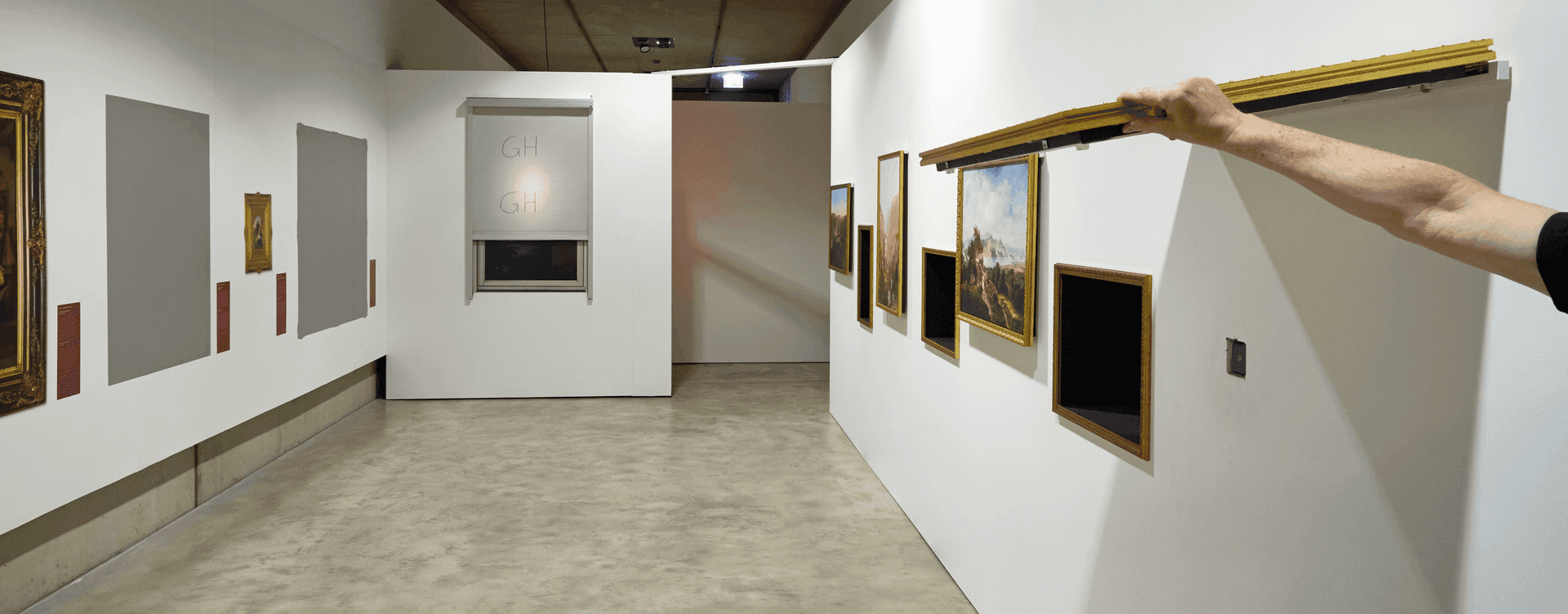 Gemäldegalerie mit Besucher, der einen Bilderrahmen untersucht – Foto: Jürgen Vogel LVR-Landesmuseum Bonn