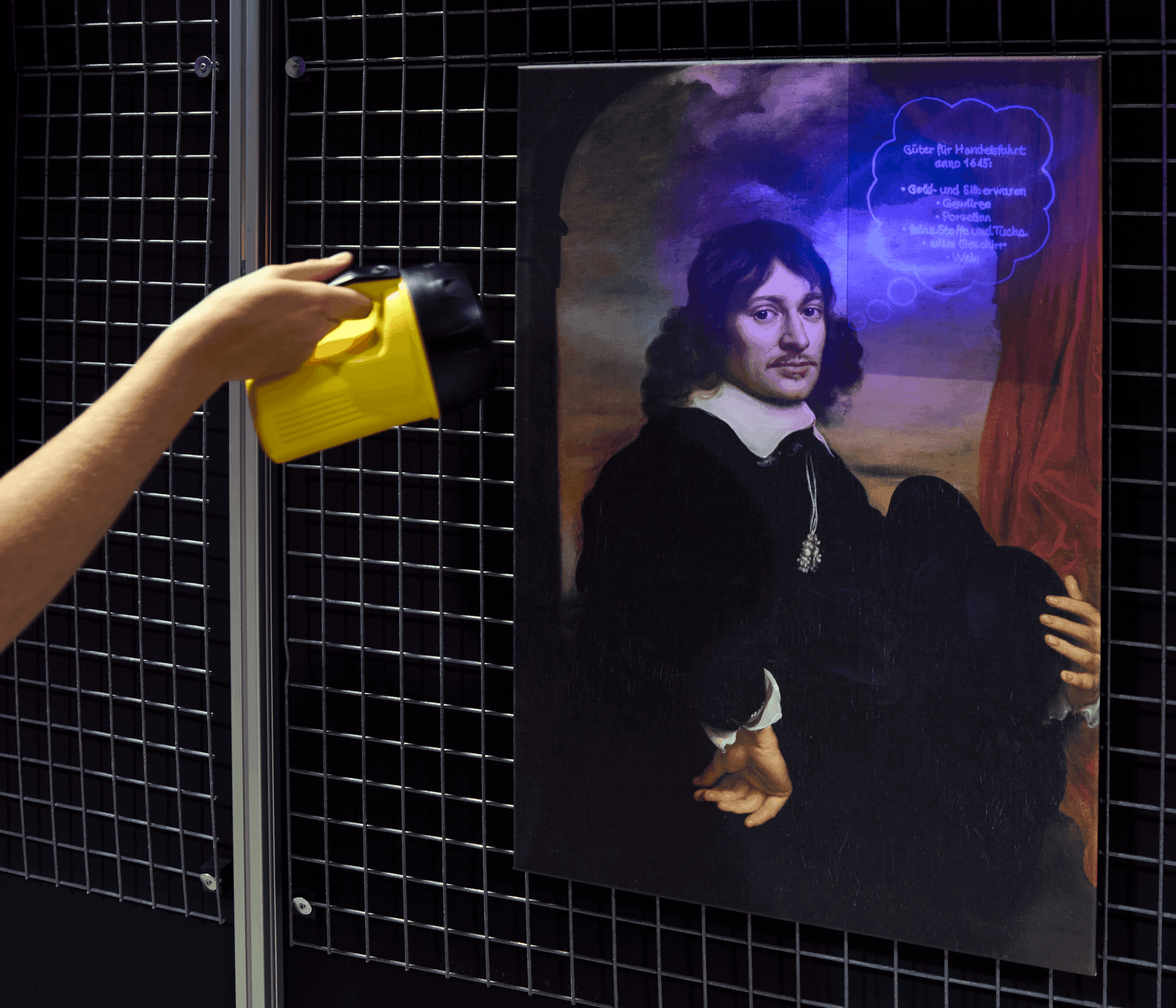 Besucher leuchtet mit UV-Taschenlampe versteckte Hinweise auf einem Porträt frei – Foto: Jürgen Vogel LVR-Landesmuseum Bonn